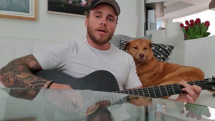 ガス・ケンワージーのインスタグラム：「I've spent the past two months trying to learn the guitar and my dog is... honestly not very impressed.」