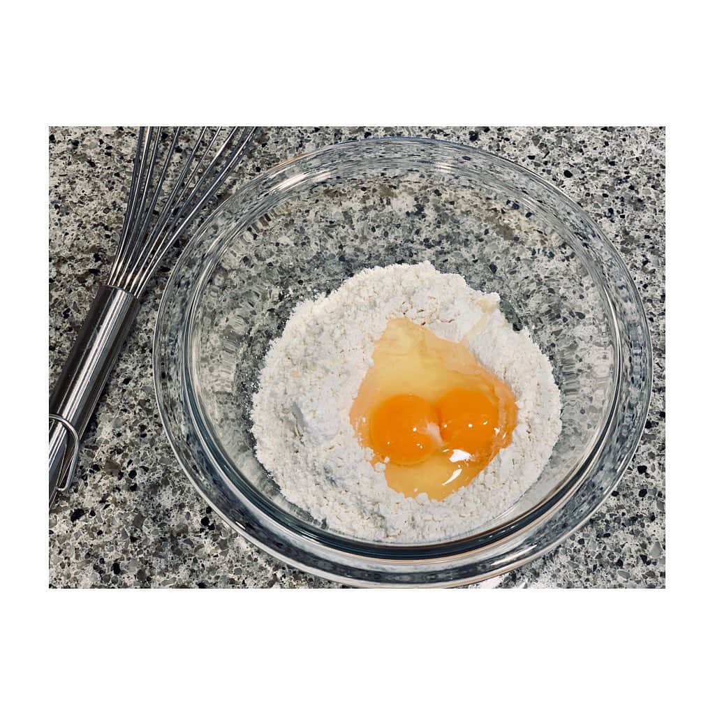 yori designerさんのインスタグラム写真 - (yori designerInstagram)「🥞 スーパーにパンケーキ粉が全くありません😂 皆さんのとこもですか？ 今日は卵が双子ちゃんでした🥚 おとちゃんは生まれて初めて見る双子に大興奮🎉 記念写真撮らされました笑 #卵双子記念日」4月29日 8時57分 - yoko915