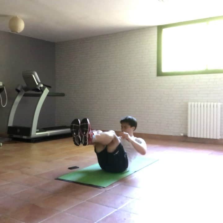 岡崎慎司のインスタグラム：「Training video day 35 各種目２０秒で5種目終わったら２０秒休み、そのあとまた繰り返す。これを3セット💪💪 前に日本代表の時に毎回このトレーニングで腹筋いじめてたのを思い出してやってみた。やっぱりきつい😅😅 腹筋いじめたい人トライして下さい💪💪1セットでも十分きついのでいけるとこまでやろう😊👍 #ただただ腹筋をいじめよう」