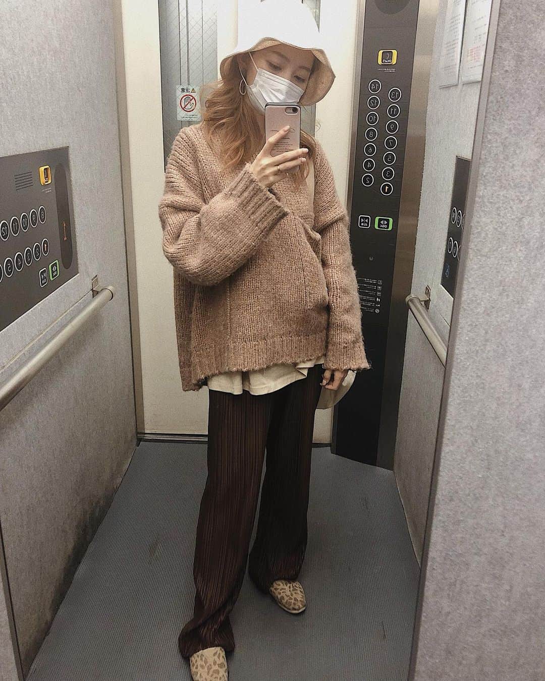 松尾 瞳さんのインスタグラム写真 - (松尾 瞳Instagram)「. スーパーへ買い出しゆきますファッション👖 . #私服 #茶色い人」4月29日 19時52分 - hitomimatsuo.09