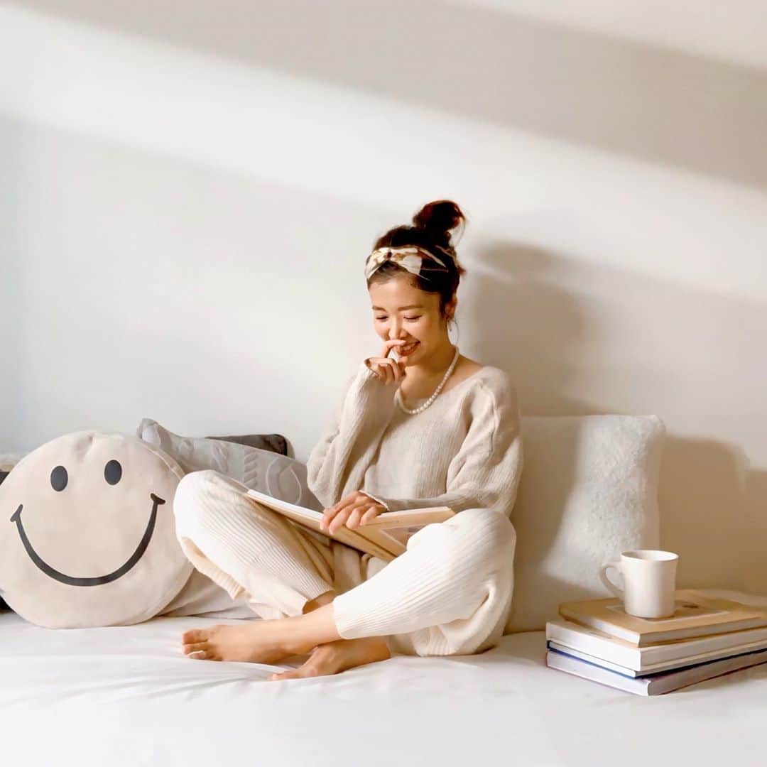Sayakaのインスタグラム：「* お家でのんびり読書📚 着心地の良いリネンニットと 楽ちんなニットパンツで リラックス休日STYLE☕️💕 . . #fashion #ootd #coordinate #zara #bab #babshowroom #stayhome #sayakascoordinate #おうち時間 #おうちファッション #リラックスコーデ」
