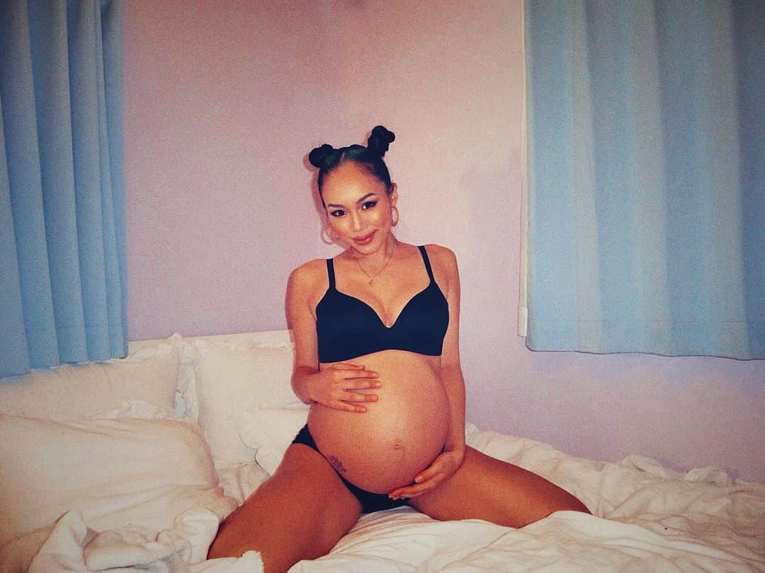 藤本紫媛のインスタグラム：「My due date is  just around the corner🤰🏽🌈」