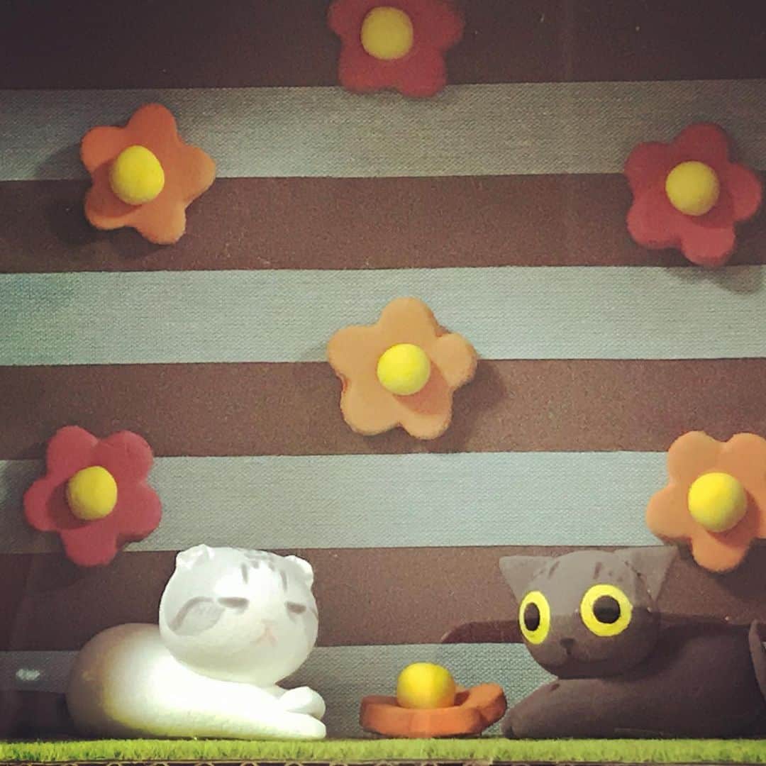 栗原まもるさんのインスタグラム写真 - (栗原まもるInstagram)「個展に出す粘土猫をずっ……と作っておりました…。 自分の結婚記念パーティーのウェルカムボード用に作ったジムリリが思いのほか良くって、「よーし個展にも出そう！」と意気揚々と作り始めたのですがなかなか最初の可愛さが再現できなくて何度もやり直して…すごいストレスにww やはり手作りなので全く同じにはならないのですがようやく誤差の範囲内になったのでこれで。 みるくとベムは初めて作ったのでこれもまた何度もやり直しました…😭 立体むずい…😭😭」4月29日 18時22分 - kurimamo.jimlili