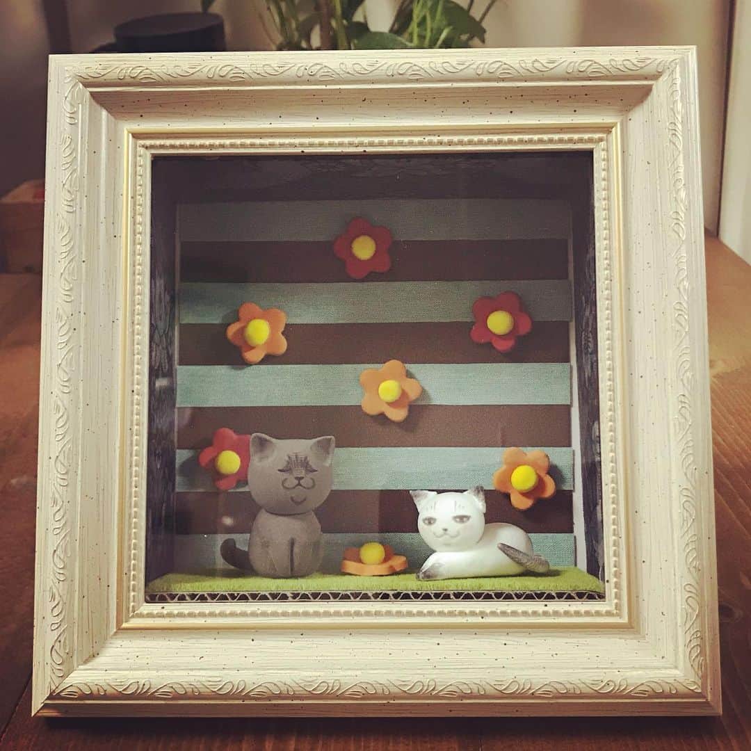 栗原まもるさんのインスタグラム写真 - (栗原まもるInstagram)「個展に出す粘土猫をずっ……と作っておりました…。 自分の結婚記念パーティーのウェルカムボード用に作ったジムリリが思いのほか良くって、「よーし個展にも出そう！」と意気揚々と作り始めたのですがなかなか最初の可愛さが再現できなくて何度もやり直して…すごいストレスにww やはり手作りなので全く同じにはならないのですがようやく誤差の範囲内になったのでこれで。 みるくとベムは初めて作ったのでこれもまた何度もやり直しました…😭 立体むずい…😭😭」4月29日 18時22分 - kurimamo.jimlili