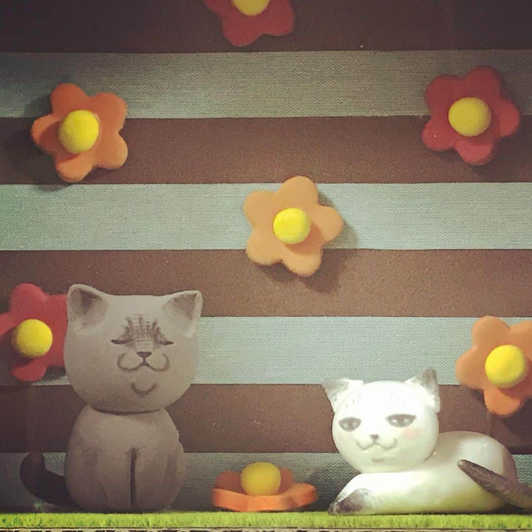栗原まもるさんのインスタグラム写真 - (栗原まもるInstagram)「個展に出す粘土猫をずっ……と作っておりました…。 自分の結婚記念パーティーのウェルカムボード用に作ったジムリリが思いのほか良くって、「よーし個展にも出そう！」と意気揚々と作り始めたのですがなかなか最初の可愛さが再現できなくて何度もやり直して…すごいストレスにww やはり手作りなので全く同じにはならないのですがようやく誤差の範囲内になったのでこれで。 みるくとベムは初めて作ったのでこれもまた何度もやり直しました…😭 立体むずい…😭😭」4月29日 18時22分 - kurimamo.jimlili