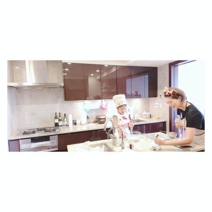 廣瀬規子のインスタグラム：「昨日は、とっても簡単に出来るプリン作りを🍮 ・ 本を見ながら、、、 ・ ・ 自分で作って食べるって 美味しいね😊 ・ ・ #モモノリお家時間 #3歳女の子 #親子でお菓子作り #難しいことできません #簡単大好き #しかしどうでも良いことだけど #私の襟足の浮きが大変気になる😩😅」