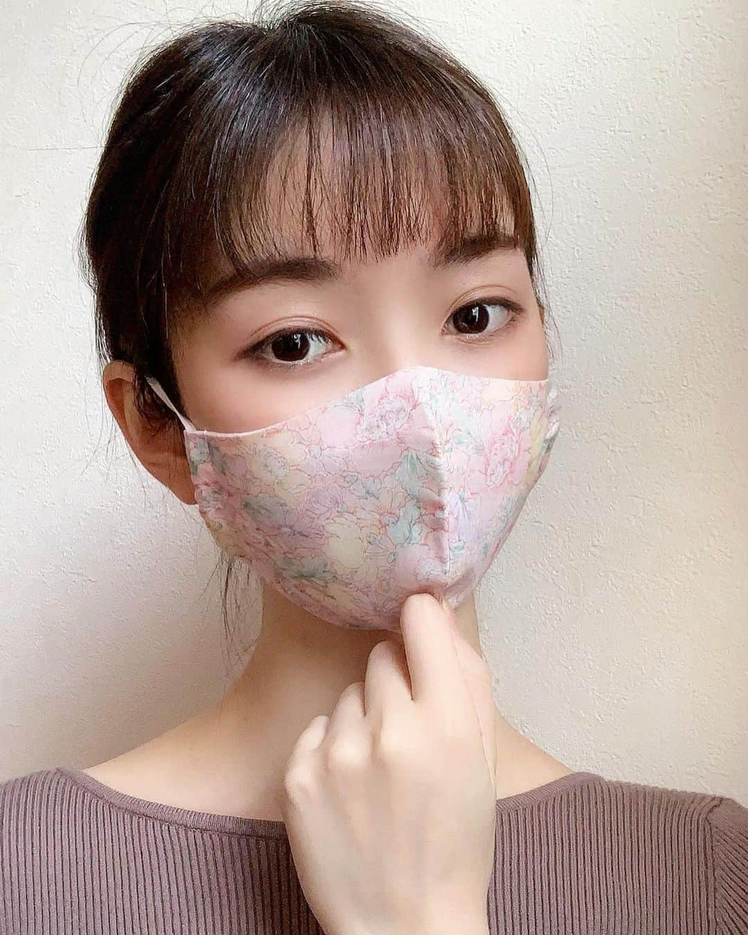 漆畑瑠菜のインスタグラム：「貴重なマスク頂きました😷 とっても可愛い柄🌸がたくさん!! ・ #マスク#布マスク#手作りマスク #柄マスク#オシャレマスク #自粛#自粛生活#自粛期間 #コロナ対策#コロナに負けるな  #ナチュラルメイク#目元メイク」