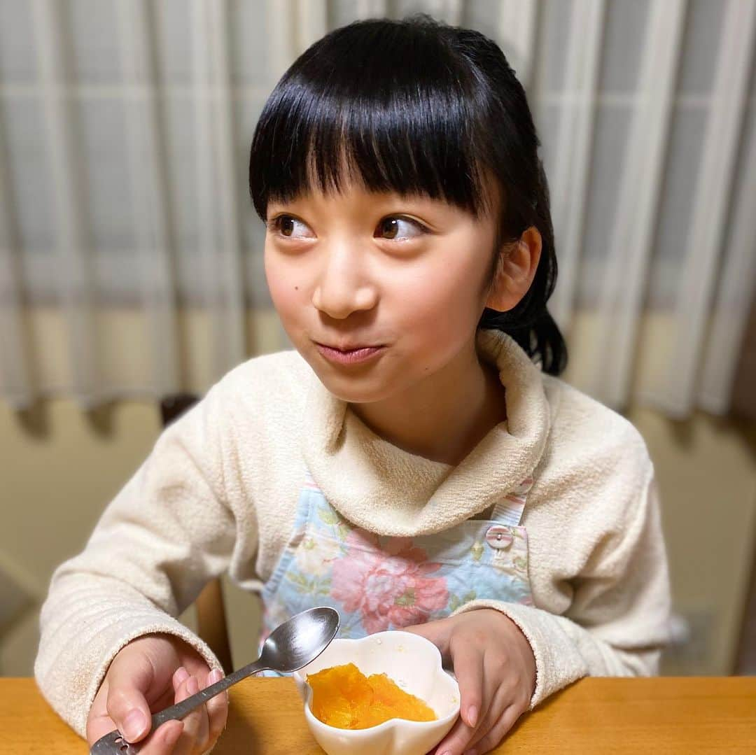 横溝菜帆さんのインスタグラム写真 - (横溝菜帆Instagram)「最近、缶詰ゼリーを作る事にハマっています🥫 ・ 缶詰めのシロップ大さじ3とゼラチン5gを器に入れて、電子レンジで溶かします。 それを缶に戻して、よ〜く混ぜて冷蔵庫でよく冷やせば出来上がりです‼︎ ・ とってもおいしくて、大きなゼリーがブルンブルンして、作るのが楽しいです🍊 でも、固めた後、お皿に出す時がうまくいきません。 ツルツルに、綺麗に出すには、どうしたらいいんだろう…🤔 上手に作る方法を知っていたら、ぜひ教えてください‼︎ ・ ・ #缶詰めゼリー #おうち時間 #横溝菜帆」4月29日 18時26分 - y_naho_te