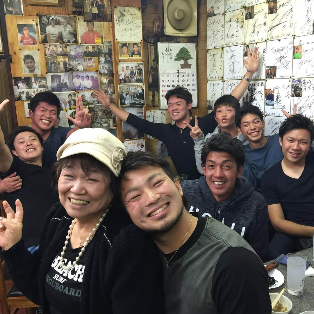 田島慎二のインスタグラム：「関西行ったら必ず行ってるお店😆 この日はみんなで開幕に向けての決起会みたいなのをやった日だったかな？ みんなしっかり酔っ払ってた笑 1人ずつ1年間の目標言って 乾杯！乾杯！乾杯！ トシも酔ってるし龍也は潰れてんな笑 #大野雄大 #又吉克樹 #福谷浩司 #岡田俊哉 #福敬登 #小川龍也 #若松駿太 #福谷と福は顔真っ赤 #龍也は赤黒い笑」