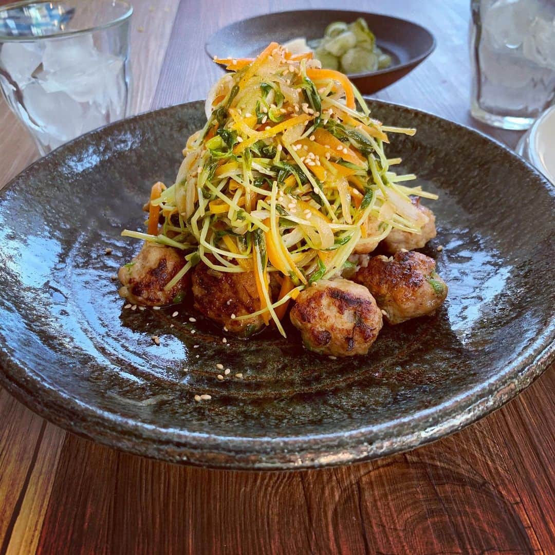 のインスタグラム：「#呑みのあて 昨日の肉詰めの残りをお団子にして 野菜は甘酢でサッパリ仕上げ ピーマンの端っこもお団子に包んで焼いてます、 とろみは付けずにあっさり軽めに！ すし酢とお水とお醤油と胡麻油 それぞれジャジャっとてきとーに 胡麻油は仕上げに鍋肌にくるっとね。 すし酢はそれ単体で美味しいので 失敗しづらい調味料です！ 味見しながらお醤油で整えてみてね 今回の野菜は豆苗玉ねぎ人参です。 #呑みメニュー #家ごはん 奥はぬか漬けキュウリと大根 #漬物って落ち着く #節約ごはん さて他に何作ろう🤔」