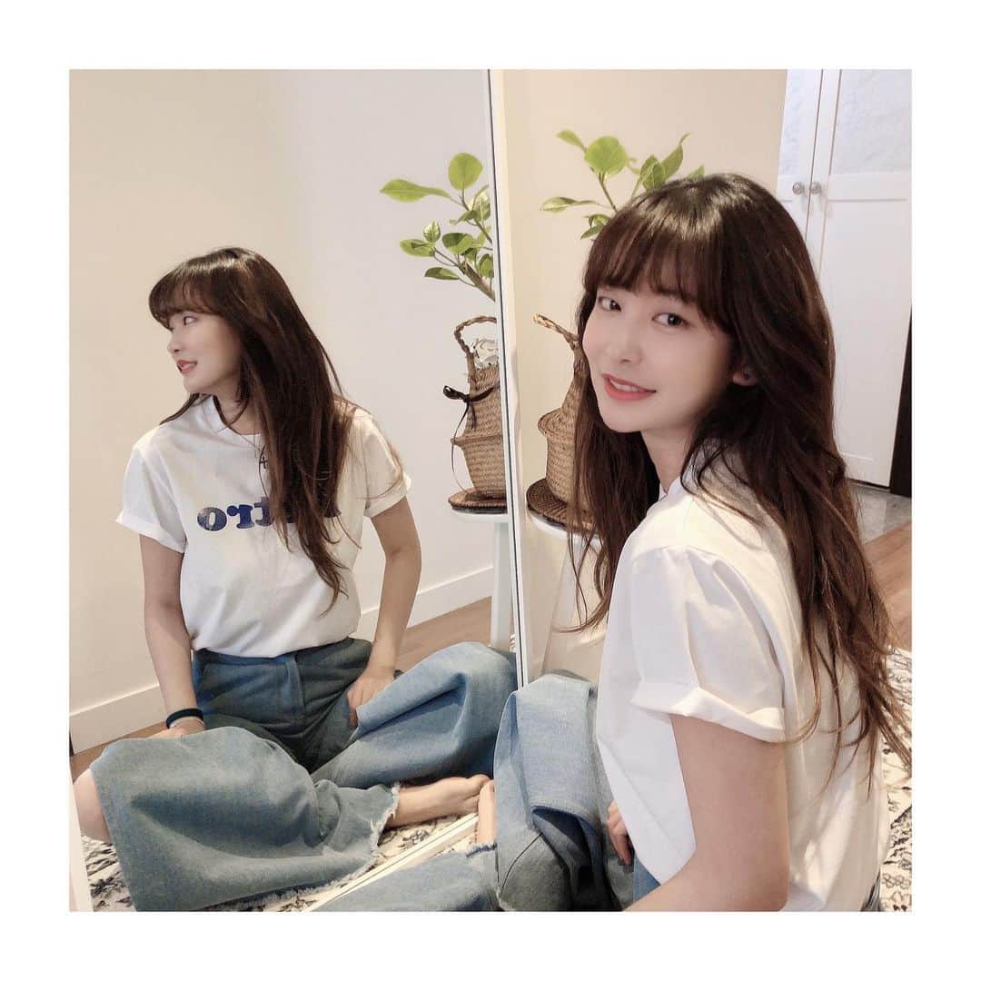 チョン・ユジンのインスタグラム：「짜라잔💕 #집순이앞머리잘랐 #협찬 #RetroTshirt #레트로티셔츠 너무 이뿌당 내스톼일💕❤️ #집에서기분전환 🖤💙」