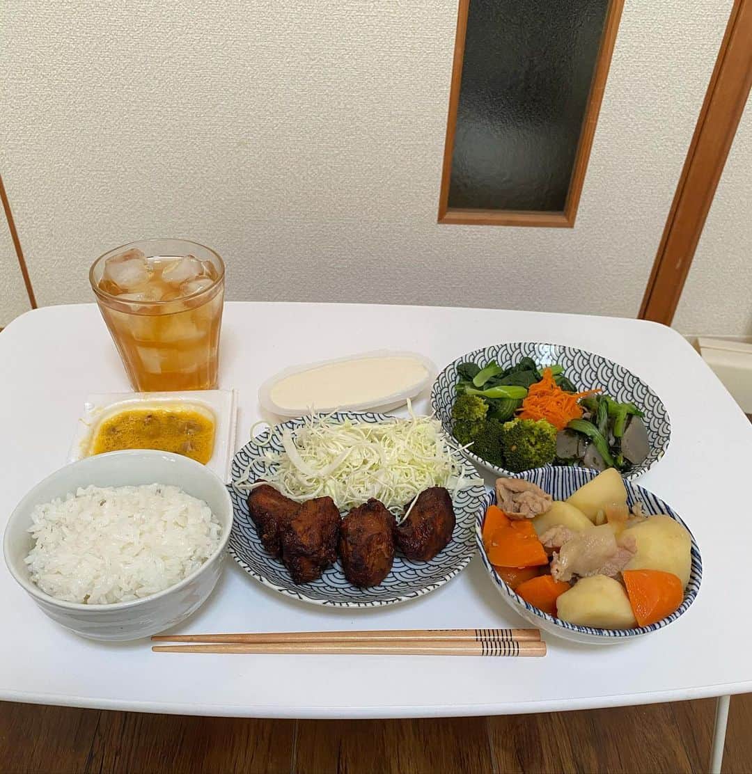 小田幸平のインスタグラム：「いい加減コロナなくなれ。もう少しの我慢。今日も家で晩ごはん🍚#晩ごはん#肉じゃが#唐揚げ#キャベツ#ほうれん草#にんじん#コンニャク#納豆#愛媛マンダリンパイレーツ#読売ジャイアンツ#中日ドラゴンズ#はげch」