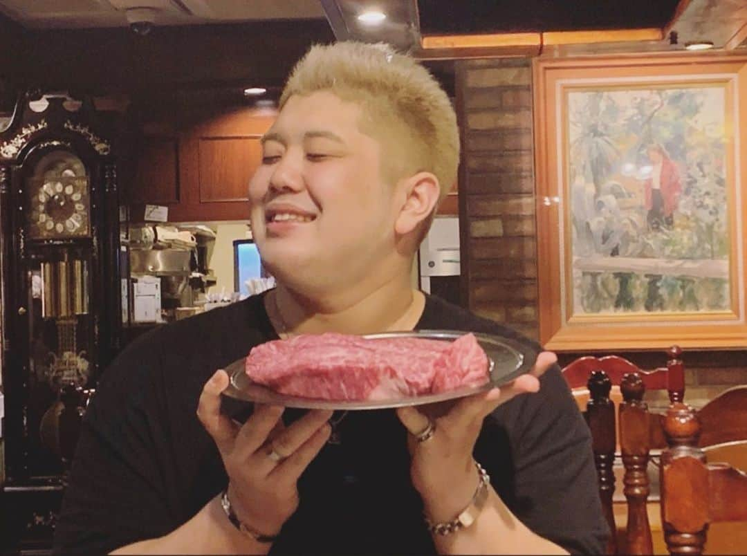 皇希のインスタグラム：「23歳になったよ。  これからも大きくなるために沢山ご飯を食べようと思います。  よろしく🥩」