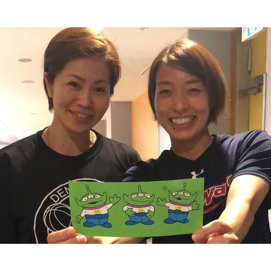 篠崎澪さんのインスタグラム写真 - (篠崎澪Instagram)「りこさんお疲れ様でした😌﻿ ﻿ 普段はすっごい抜けてて 会うとバカなことばっかしてたけど、 バスケのことになると すっごい頼りになって﻿ 考え方がすごくて﻿ 話してるといつも学ぶことしかなくて﻿ 話すのがすごい楽しかった！﻿ マッチアップするのもすごく楽しくて、﻿ いつも戦う前はワクワクしてました！﻿ 見えないとこでたくさんファールしてごめんね🤫笑﻿ 本当にいっぱいお世話になりました🙇‍♂️﻿ ありがとうございました😊﻿ ﻿ 第2の人生も頑張ってください！﻿ あと、これからもよろしくね🙋‍♀️笑﻿ ﻿ #ゆにばからの仲﻿ #友達みたいな先輩﻿ #去年の中国は一生忘れない思い出🤣﻿ #とにかく熱い」4月29日 18時48分 - siiiiiiiii11