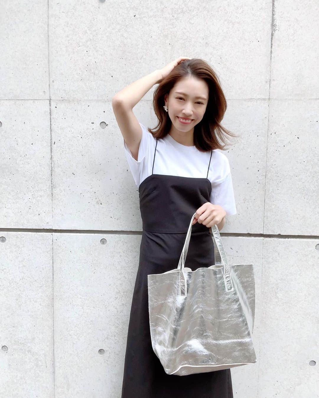 のインスタグラム：「*﻿ #ご近所コーデ ☀️﻿ ﻿ ﻿ t-shirts#RonHerman﻿ dress#TheVirgnia﻿ bag#DRESandmore﻿ shoes#converse﻿ ﻿ ﻿ 気分の上がるシルバーバッグは @dresandmore のもの😊﻿アクセントになるし、たくさん入るしでとっても使いやすいです🤍(クーポンコード: JFMCZ89Y で10%OFFになります👍)﻿ ﻿ ﻿ ﻿ ﻿ 夏に向けてラインの出るお洋服やお肌の露出も増えるー💦と思い、お家で出来る身体づくりを✌️﻿ ﻿ 3枚目で着用してるのは、骨盤ケアの出来る#ギュギュギュ というサポートアイテム😊﻿ ボディメイクが出来るだけでなく、骨盤が正しい位置に戻る事で、姿勢も良くなって巡りの良い身体に導いてくれます✨﻿ ﻿ 骨盤を引き締めてくれるので、産後のママにもオススメです❤️﻿ ﻿ ﻿ ﻿ #fashion#fashionstyle#fashiongram#instafashion#outfit#ootd#dailylook#pr#패션#오오티디#ファッション#コーデ#シルバーバッグ#シンプルコーデ#ロンハーマン#コンバース#コンバースハイカット#春コーデ#春服#大人可愛い#大人カジュアル#骨盤ケア#ボディメイク#産後ダイエット﻿」