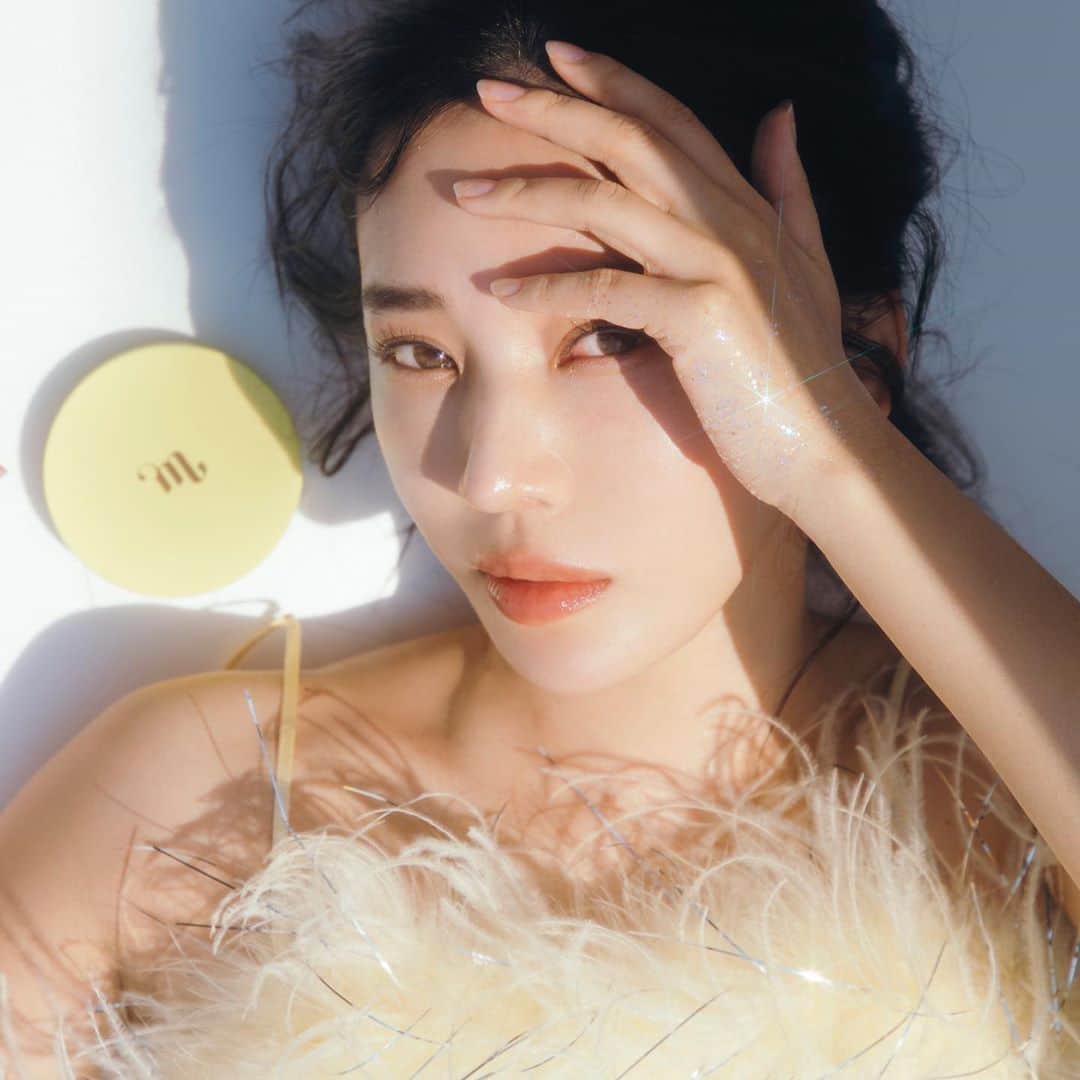 megbabyのインスタグラム：「💛ご報告💛 ・  新ビューティーブランド『 mgb skin』が誕生します🤍 @mgb_skin ・ ・ 5月3日、17時〜 2つの新商品が発売されます✨ ・ ２つの新商品も皆さまのリアルな声やリクエストの多いものから形になり、何度も何度も作り直し確かな効果や満足のいくものになるまで時間はかかりましたが、みんなのパワーでここまで来ることができました😭本当にありがとうございます🙏🏻 ・ 『mgbskin』は美容のセオリーに囚われずに、エイジングケアや敏感肌ケア、環境ケアなど時代のニーズに合ったスキンケア、リアルな皆さまの声から生まれる、みんなの「きれいになりたい」という願望を叶えるようなブランドにしたいと思ってます🤍 ・ みんなの願いを叶えることが私の使命🤝(生意気かもしれませんが、本気なんです😎) みんなで一緒にきれいになるための方法を作っていく。  そのためには絶対に妥協しません！ ・ つい熱くなってしまって長文ごめんなさい🥺 ここまで来るまでの思い語ったら止まらないのですが🤦🏻‍♀️🔥 本題の自信作の新商品の２つについてはまた長くなるので次に投稿します😂 #mgbskin #megoodbeauty」