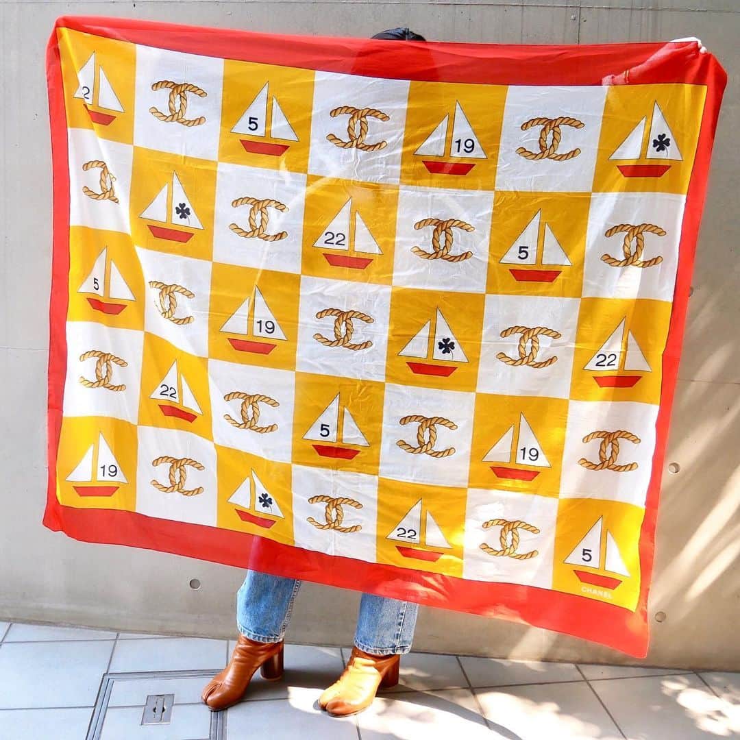 Vintage Brand Boutique AMOREさんのインスタグラム写真 - (Vintage Brand Boutique AMOREInstagram)「Vintage Chanel nautical themed scarf. This item is only available at the store but we accept the order through DM. Please send us a DM if you are interested in the item! ▶︎Free Shipping Worldwide✈️ ≫≫≫ DM for more information 📩 info@amorevintagetokyo.com #AMOREvintage #AMORETOKYO #tokyo #Omotesando #Aoyama #harajuku #vintage #vintageshop #ヴィンテージ #ヴィンテージショップ #アモーレ #アモーレトーキョー #表参道 #青山 #原宿#東京 #chanel #chanelvintage #vintagechanel #ヴィンテージ #シャネル #ヴィンテージシャネル #シャネルヴィンテージ #amorewardrobe #アモーレワードローブ」4月29日 18時52分 - amore_tokyo