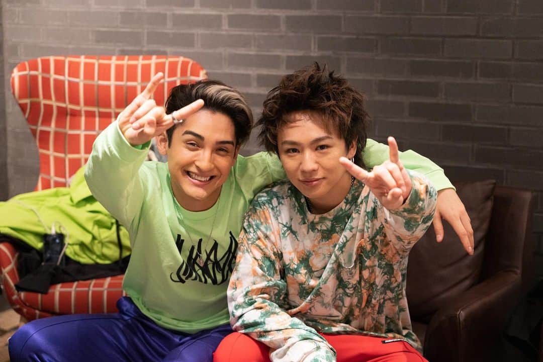 のインスタグラム：「この距離で人と触れ合って、話し合えた日々が恋しいな。今は距離は遠いけど、この写真の時のように、家でもそれぞれ笑顔でいようね🏠  医療の現場で休みもなく頑張ってくれてる皆さん、そしてそれぞれ他の立場で頑張ってる皆さんに最大級の感謝とリスペクトを。  by @cc_rioske_ @cc_yuuto_  #カラクリ #COLORCREATION #おうち時間 #stayhome #GREENLIGHT #オフショット」