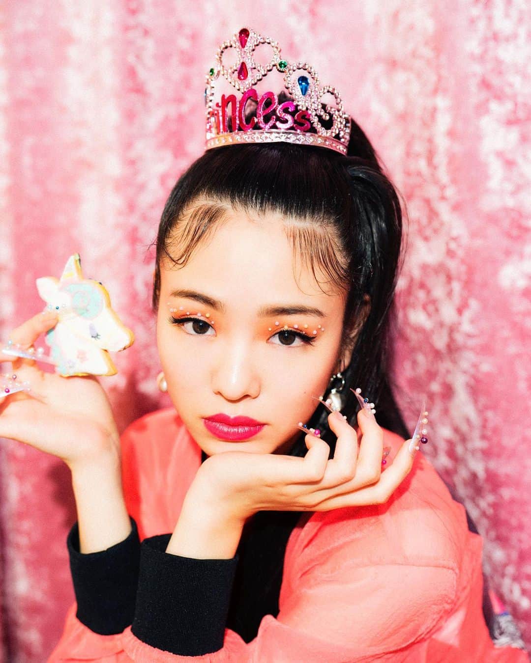 のインスタグラム：「for Quns! magazine4月号　@tgm_nagoya  photo & drection & propstyling by me  model @yokota_mayuu  stylist  @hitomi_imamura  hairmake @harukadebeau  #高島屋ゲートタワーモール #横田真悠#Quns!#beauty#photography#propstyling#kisimari #モンスター#ponytail」
