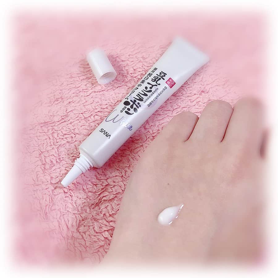 柴本愛沙さんのインスタグラム写真 - (柴本愛沙Instagram)「窓から射す光が強くなってきました。 だんだんと日差しが気になる季節に☀️ おうち時間が長くなってきてるけど、 季節は着々とすすんでいますね。  なめらか本舗 @nameraka_honpo さんから 新しく出た美白スキンケア使ってみました。 ⛅️ ☑︎サナ なめらか本舗 薬用美白ミスト化粧水 ☑︎サナ なめらか本舗 薬用美白美容液 ☑︎サナ なめらか本舗 薬用美白スポッツクリーム  化粧水はミストタイプなので さっと吹きかけられて助かります。 メイクのあとにも使えるので、 外出時でも簡単に美白&潤いケア可能に☆  忙しいときは美容液だけでもOK! これひとつでも美白ケアできるので 時短スキンケアにもなります。  そして、美白スポッツクリームは 気になる部分に集中して塗りこめます。 私はくすみが気になる 目の下や頬上あたりを集中ケア！  どれもこの値段なの信じられないくらい 優秀なアイテムです☆  #PR #常盤薬品工業 #スキンケア #ベストコスメ #プチプラコスメ #サナ #なめらか本舗 #豆乳イソフラボン #おうち時間 #おうちじかん #簡単ケア #日差しが気になる季節 #美白 #美白ケア #くすみケア #美白スキンケア #skincare #cosmetic #cosmetics #ミスト化粧水 #美白美容液 #美白スポッツクリーム #夏のスキンケア #紫外線対策」4月29日 19時03分 - aisa_shibamoto