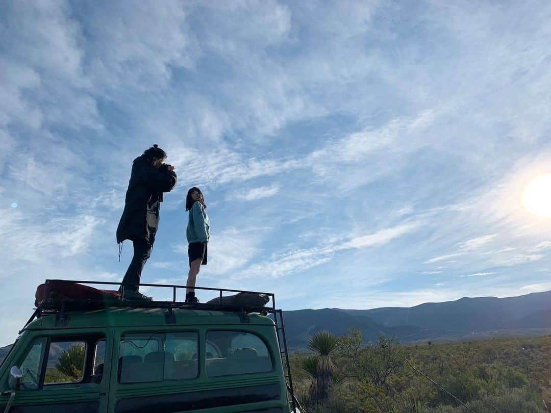 永野芽郁さんのインスタグラム写真 - (永野芽郁Instagram)「. 赤いドレスでの朝焼け撮影のあと。 ジープでの撮影の頃にはひろーい青空が広がっていました。 改めて見ても壮大なロケーション😳  #永野芽郁nocambia #naganomei_nocambia #永野芽郁 #nocambia」4月29日 19時04分 - naganomei_staff