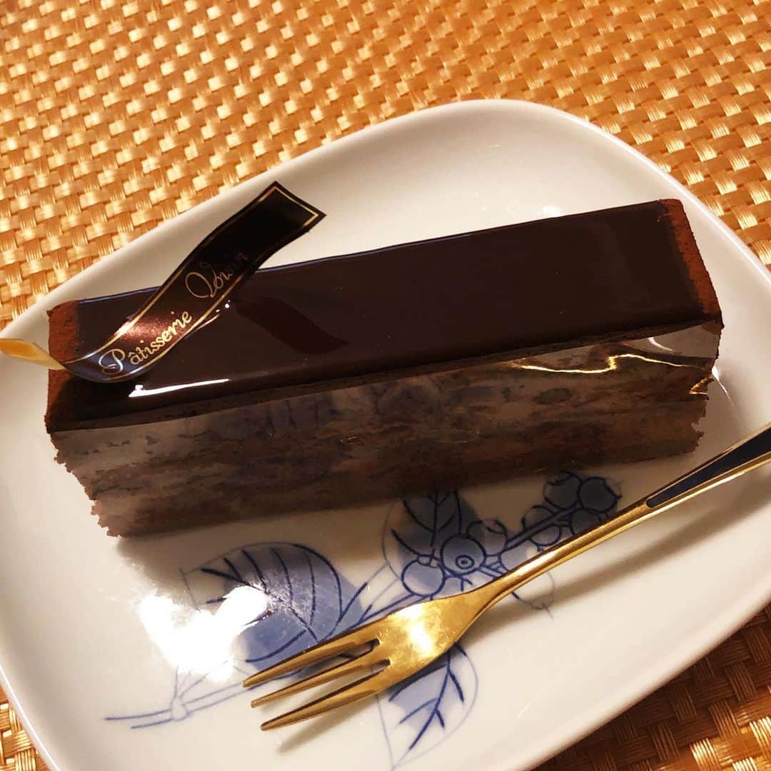 西原さおりさんのインスタグラム写真 - (西原さおりInstagram)「パティスリーヴォワザン✨ ・ 時々どうしてもチョコレートケーキの日があります😍 これはとても濃厚でした…💕 ちょっぴりラムレーズン✨ ・ #cake #chocolate #chocolatecake  #patisserie #patissrievoisin  #japanesevoiceover @saolisample」4月29日 18時57分 - saolio