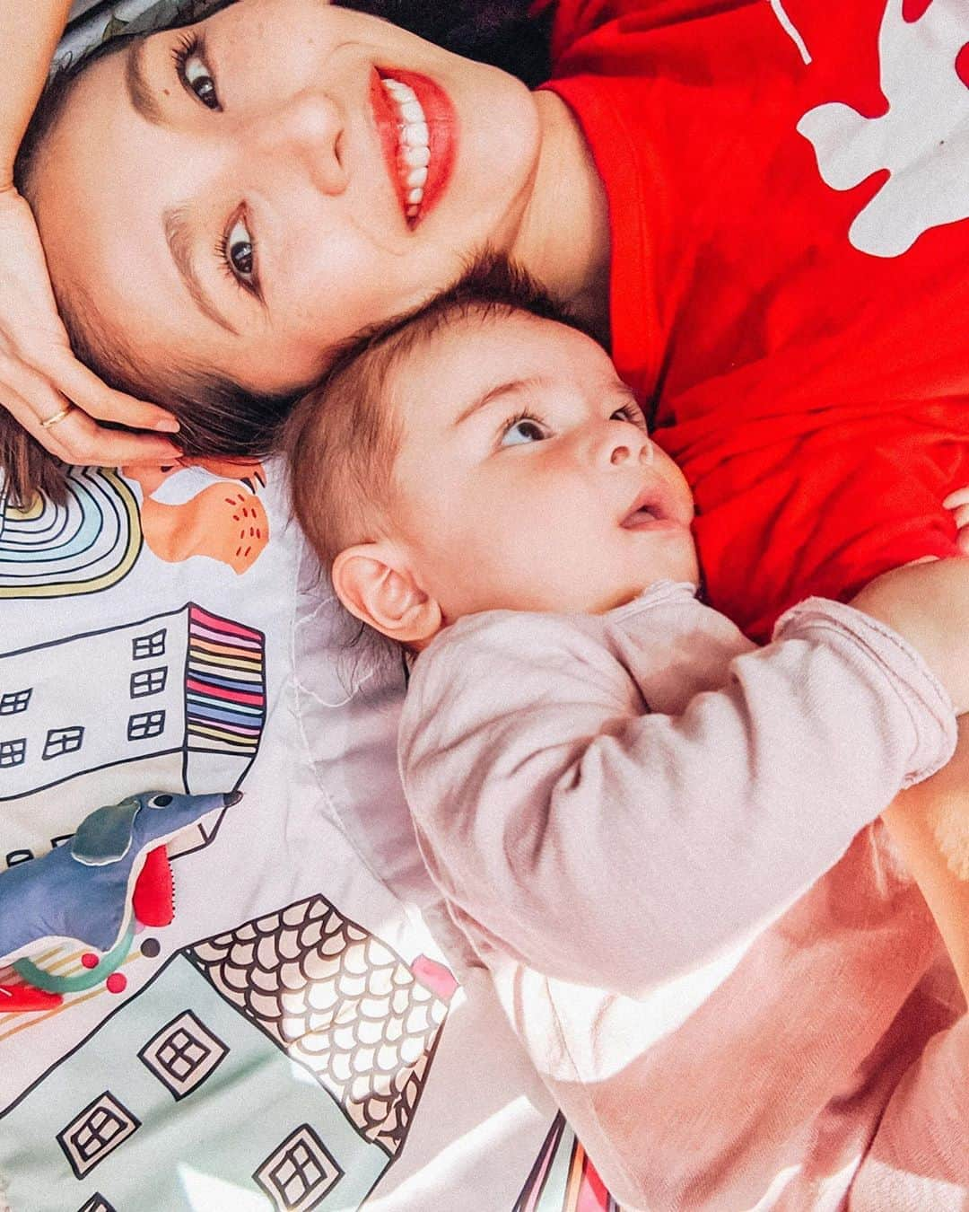 磯部映見さんのインスタグラム写真 - (磯部映見Instagram)「when we sit on the porch and listen to the leaves dance💛🧡 #fivemonthsold #5ヵ月 #babyboy #母と息子　#クオーターベビー」4月29日 18時58分 - aimee_isobe