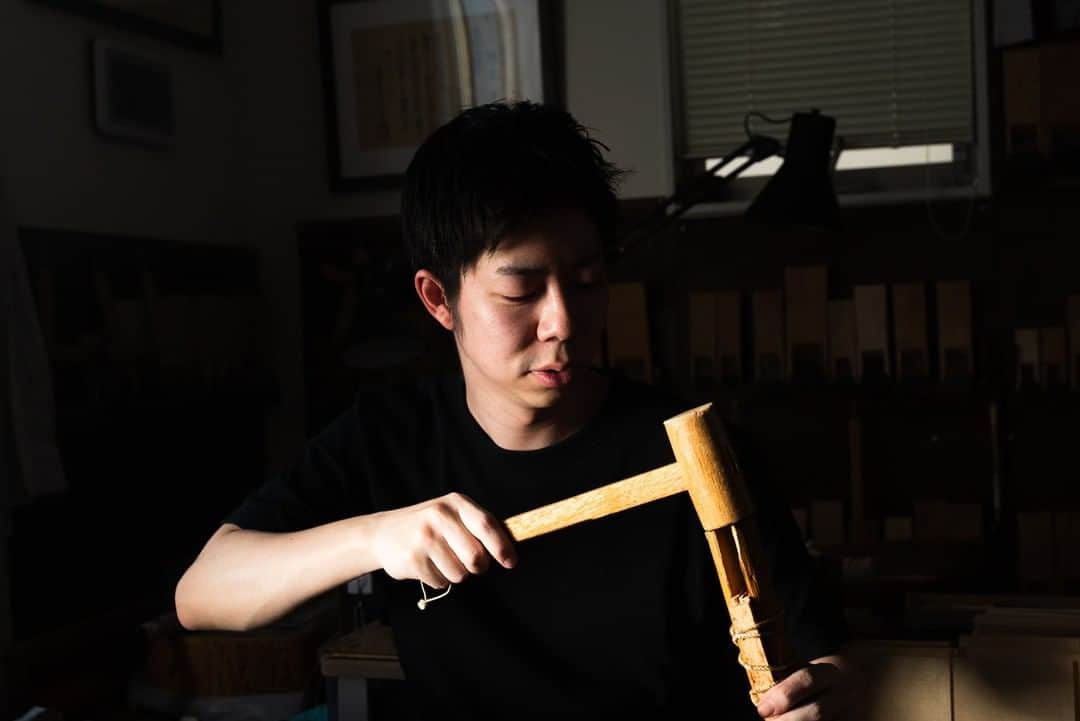 Japanese Craft Mediaさんのインスタグラム写真 - (Japanese Craft MediaInstagram)「"It was normal for me that there are hammers, saws, wood and human hair in the house. So, I was surprised  that no such tools and materials exist when I had went to my friend's house." @torakichi_izumi  said that. He keeps making Urushi Bake (Urushi Lacquer Paintbrushs ) everyday from now.  #japanmade_co #japanmade #japaneseculture #japanstyle #japanlife #urushi #urushilacquer #paintbrush #道具 #tools #craftsmanship #stayhome #おうち時間を楽しむ #japantrip」4月29日 19時00分 - japan___made