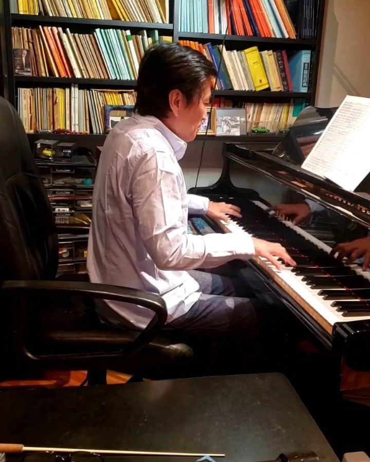 藤岡幸夫のインスタグラム：「ホークスの松田選手が思いを込めて始めた #熱男リレー‼️ クロマチック・ハーモニカ奏者の 南里紗さん @minami_risa さんからの #熱男リレー です  命をかけてコロナと最前線で闘って下さっている医療関係者の皆様❗本当にありがとうございます❗ 我々も一丸となって コロナを終息させましょう❗ バトンを有村昆さん @kon_arimura に繋ぎます❗  #熱男リレー  #熱男」