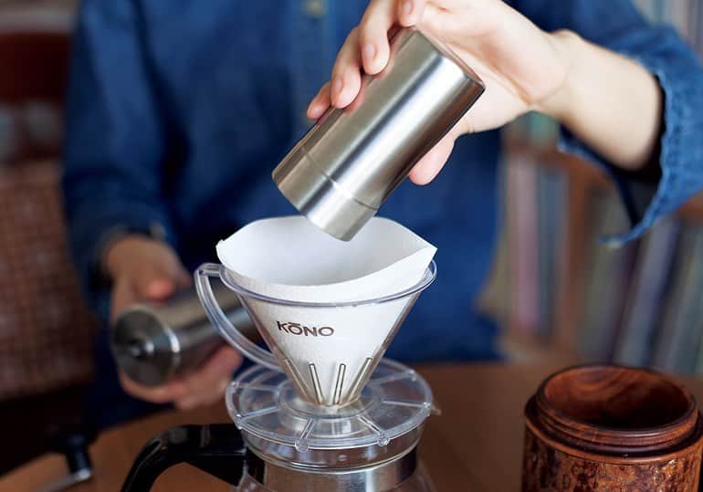 &Premium [&Premium] magazine.さんのインスタグラム写真 - (&Premium [&Premium] magazine.Instagram)「【&Teatime】別冊ムック『&Teatime お茶とコーヒー、そしてカフェ』発売中です。 コーヒーを淹れる道具はシンプルで使いやすいものが一番という、〈ワタリ〉オーナー・小林紀子さん（@watarinco551）。ミルは〈ポーレックス〉、ドリッパーは〈コーノ〉のものを愛用。コーヒーは毎日の生活とともにある。（→p.86） photo：@ichikouemoto #andpremium #アンドプレミアム #お茶とコーヒーそしてカフェ #teatime #お茶の時間  #teatimestyle #コーヒー #コーノ #ポーレックス #コーヒーミル #コーヒードリッパー #ワタリ」4月29日 19時00分 - and_premium