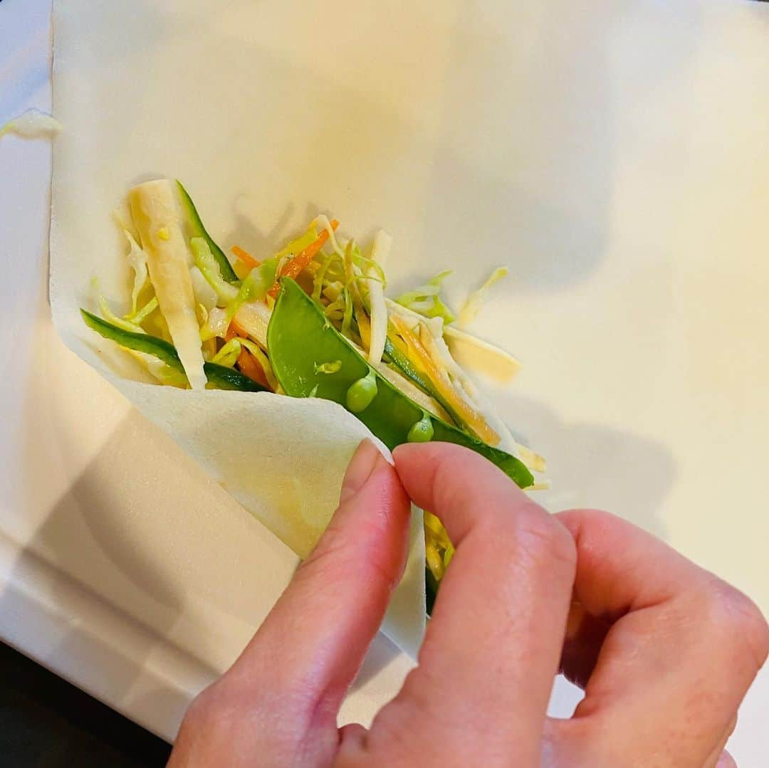 浅見れいなさんのインスタグラム写真 - (浅見れいなInstagram)「今日は春巻き❤️ 具は野菜のみ😊 味付けはお塩のみ。 なのに、野菜の旨味たっぷりで本当に美味しいの❤️ 野菜を千切りにしてお塩と片栗粉をまぶして混ぜて、それを春巻きの皮に巻き巻き❤️ 春巻きを巻くときにスナップエンドウを入れて。  使った野菜は 春キャベツ ニンジン サツマイモ ピーマン スナップエンドウ  子供もパクパク食べてた😋 サツマイモの甘味が良かったみたい😊 ピーマン嫌いな子はみじん切りにするとごまかせるかも👌 低温でじっくり、野菜に火を通すのがポイント！  インスタで　@miemajyo  さんのこのレシピを見たとき作りたくて😊 お会いした事はないのだけれど、インスタに載せているレシピがシンプルなのにとっても美味しそうで、野菜達がキラキラしてるのだよー❤️」4月29日 19時01分 - reina_asami