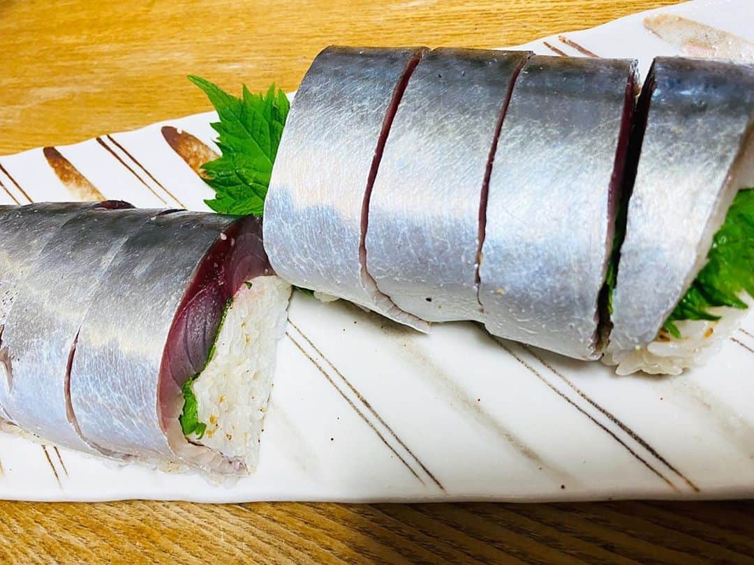 佐野優子のインスタグラム：「. お魚屋さんで漬け込んでもらった鯖を 鯖寿司に◟̆◞̆ . . . 最高でした🍺 . #鯖寿司 #プレミアムモルツ香るエール」