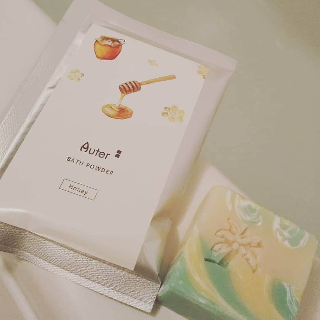 草野歩さんのインスタグラム写真 - (草野歩Instagram)「だんだん１日経つのが早く感じてきたのは、気のせいかな。 Auterさんの入浴剤と、はちみつレモンの石鹸で、気分転換。大好きなはちみつの組み合わせです🍯  #auter#入浴剤#手作り石鹸#ハンドメイド#はちみつ」4月29日 19時03分 - kusano_ayumi
