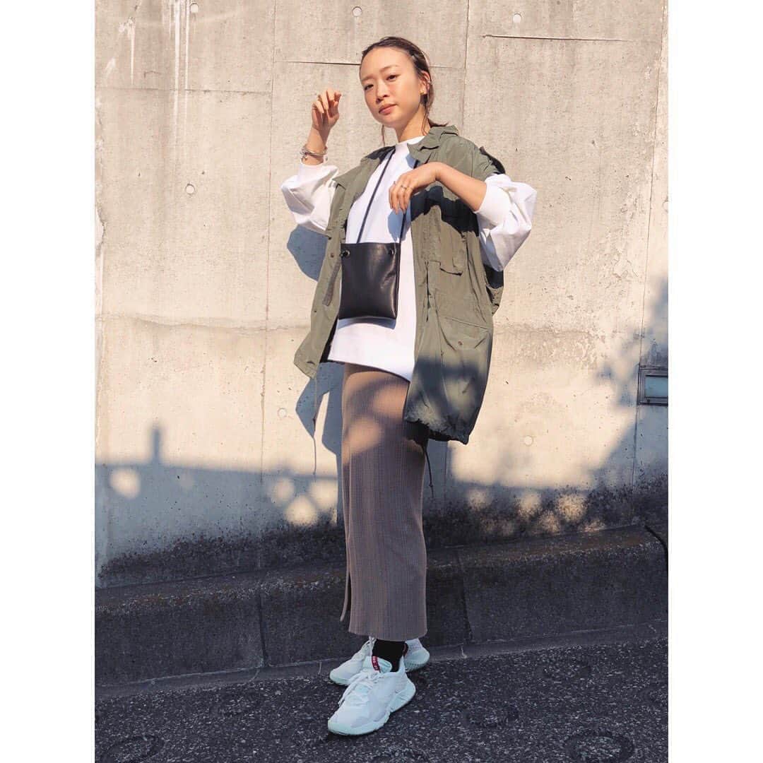 野尻美穂のインスタグラム：「今日からGWの人もいるでしょう昭和の日。 私は毎日変わらない日々をこの期間ももちろん過ごしますが、今日はあったかいので気分も良いし新しいジョーダンのスニーカーで散歩💪🏻😷 ゴツめのスニーカーの時は私はストリートっぽい感じ好きです☺️ おうちでは新しいコスメでメイクの練習してみたり🙄💭 #スニーカーコーデ #wai_ships #staysafe #手🤔」