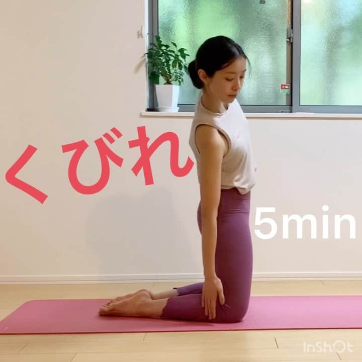 佐川裕香のインスタグラム：「#宅トレ﻿ ﻿ 凄く地味な動作ですが﻿ 簡単でポイントを抑えるとかなり横腹に効きます❤️﻿ ﻿ 肋骨の下から腰骨の間にある腹斜筋を﻿ ストレッチでほぐしてから筋トレで鍛え﻿ 効率よくくびれのあるウエストをつくります❗️﻿ ﻿ ⓵手の平を組み大きく伸びをする﻿ 肋骨の下と腰骨の間を伸ばす事を意識﻿ ⓶そのお腹をキュッ！とキープ！し﻿ 肩の力をストン抜き手を下ろす﻿ ⓷始めは真横へ体側の伸びと縮みを意識﻿ ﻿ 脚は骨盤幅/骨盤をしっかり立てて膝立ち﻿ 足はくっつけて行いました❗️﻿ ﻿ ↑ポイントを抑えないと効きません..😭﻿ ﻿ ☝︎腰骨と肋骨の間を縦に伸ばす意識🙆‍♀️﻿ （耳と肩の間にもスペースを）﻿ ﻿ ご自身の限界＋10秒行ってみてください🥰﻿」