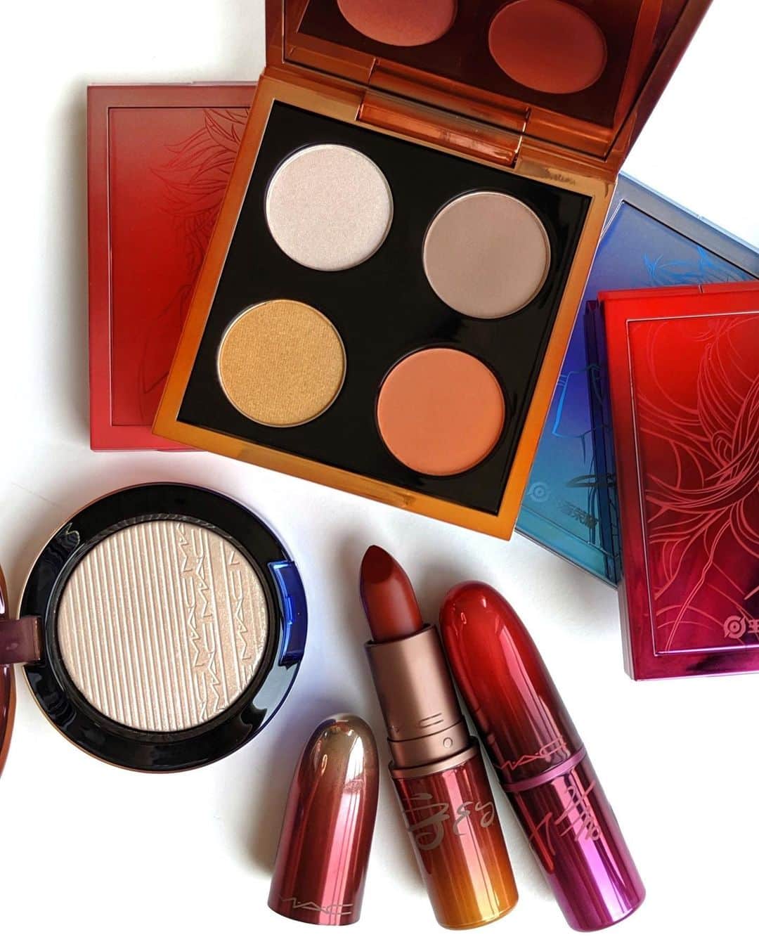 M∙A∙C Cosmetics Japanのインスタグラム：「本日のアーナー オブ キングス コレクションを使用した#MACインスタライブ でご紹介した製品はこちらです👇 MASAMI YAMADA @masam1101 @macpro_tokyo KANA MIYAMOTO @mac_laforet  ㅤ 【使用製品】 画像2枚目: スモール アイシャドウ X4: ショウ ュエ リップスティック マラケシュ ㅤ 画像3枚目: スモール アイシャドウ X4: バイ リップスティック デア ユー  ㅤ 画像4枚目: スモール アイシャドウ X4: シン リップスティック パラマウント ㅤ ㅤ 画像5枚目: スモール アイシャドウ X4: リァン リップスティック パーティ ライン ㅤ <その他使用製品> エクストラ ディメンション スキンフィニッシュ ダブル グリーム →ハイライト ㅤ M·A·C プレップ プライム 24 アワー エクステンド アイ ベース →アイシャドウベース ㅤ M·A·C プレップ プライム リップ →リップ下地 ㅤ #217S ブレンディング ブラシ →アイホール全体に使用 ㅤ #239S アイ シェーディング ブラシ →目のキワや目頭、下まぶたに使用 ㅤ #228S ミニ シェーダー ブラシ → 目のキワや下まぶたに使用 ㅤ #159S デュオ ファイバー ブラッシュ ブラシ →ハイライト用ブラシ ㅤ ㅤ ご視聴いただいた皆さま、有難うございました✨ まだの方はIGTVからぜひご覧くださいませ。 ㅤ #MACアーナーオブキングス #machonorofkings」