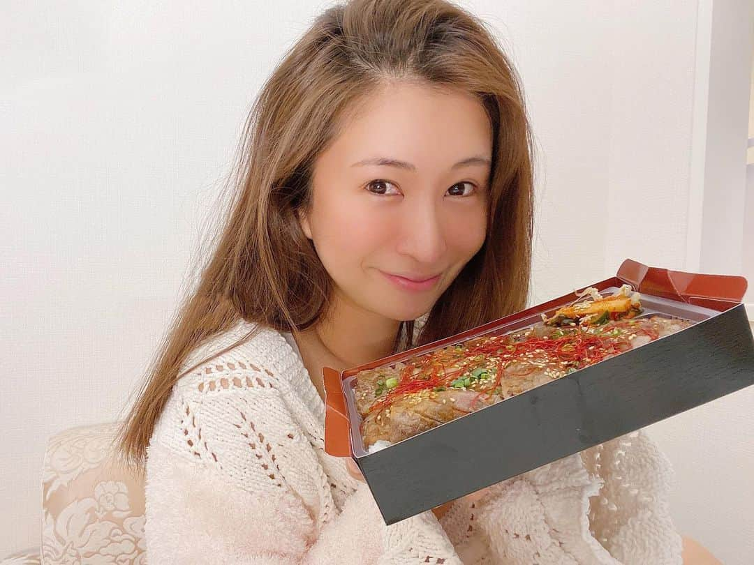 中村江莉香さんのインスタグラム写真 - (中村江莉香Instagram)「お夕飯liveしまーすなう❤️#PR 念願の#みやび焼肉弁当 です🐮🥩 美味しいに決まってます‼️ た・の・し・み💓 ご近所のお友達🙋‍♂️が届けてくれたんです😭 優しさありがとな‼︎(出来立てホヤホヤほかほか🍱🥓🐄) せっかくなのでライブ配信しようかなぁと🥰💓 ・ #六本木焼肉 #テイクアウト されているので、お近くの方は是非〜❤️ GWの贅沢ですね😊🌟 #stayhome #お家時間 で#飲食店を応援しよう 🥰🥩 #インフルエンサー #インスタグラマー #今の私にできること #PR投稿 #宣伝 #感想そのまま #いただきます #インスタライブ #インスタライブ生配信 #インスタライブ配信中 #先飯 #おうちごはん #リモートご飯会 #持ち帰り #テイクアウトランチ #テイクアウトディナー #ご近所さん #お届け物 #ありがとう #六本木みやび #本格溶岩焼肉みやび #タイアップ #提供」4月29日 19時16分 - erica_nakamura