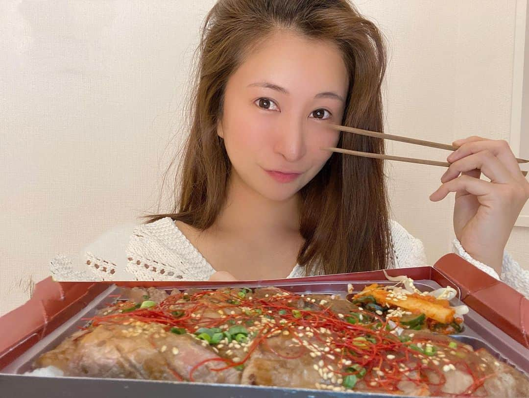 中村江莉香さんのインスタグラム写真 - (中村江莉香Instagram)「お夕飯liveしまーすなう❤️#PR 念願の#みやび焼肉弁当 です🐮🥩 美味しいに決まってます‼️ た・の・し・み💓 ご近所のお友達🙋‍♂️が届けてくれたんです😭 優しさありがとな‼︎(出来立てホヤホヤほかほか🍱🥓🐄) せっかくなのでライブ配信しようかなぁと🥰💓 ・ #六本木焼肉 #テイクアウト されているので、お近くの方は是非〜❤️ GWの贅沢ですね😊🌟 #stayhome #お家時間 で#飲食店を応援しよう 🥰🥩 #インフルエンサー #インスタグラマー #今の私にできること #PR投稿 #宣伝 #感想そのまま #いただきます #インスタライブ #インスタライブ生配信 #インスタライブ配信中 #先飯 #おうちごはん #リモートご飯会 #持ち帰り #テイクアウトランチ #テイクアウトディナー #ご近所さん #お届け物 #ありがとう #六本木みやび #本格溶岩焼肉みやび #タイアップ #提供」4月29日 19時16分 - erica_nakamura