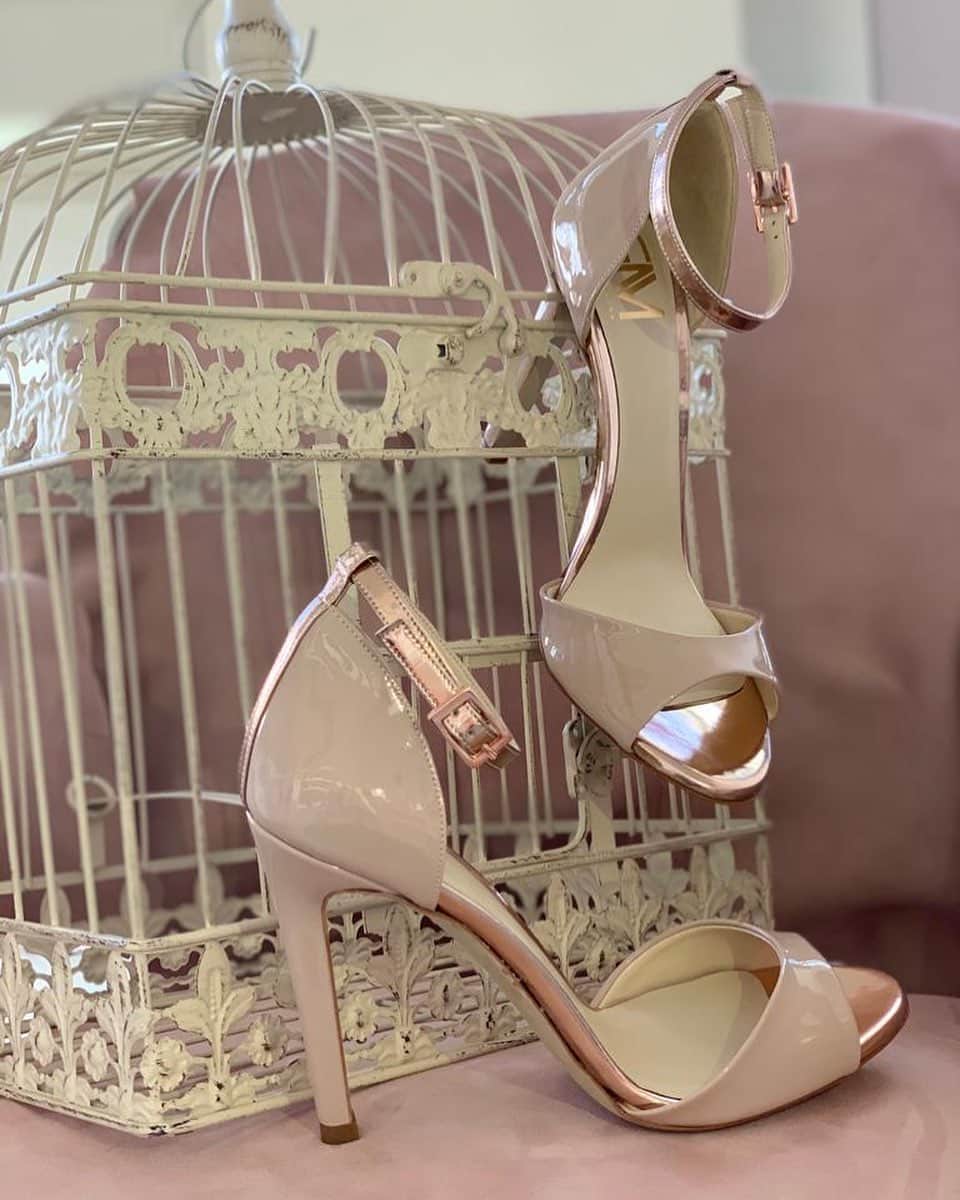 のインスタグラム：「La semplicità è la nota fondamentale di ogni vera eleganza.🌸 𝔸 𝕓𝕣𝕖𝕧𝕖 𝕤𝕦𝕝 𝕟𝕠𝕤𝕥𝕣𝕠 𝕤𝕙𝕠𝕡 𝕠𝕟𝕝𝕚𝕟𝕖 • • • #highheels #heels #platgorm #toptags #fashion #style #stylish #love #cute #photooftheday #tall #beauty #beautiful #instafashion #girl #girls #model #shoes #styles #outfit #instaheels #fashionshoes #shoelover #instashoes #highheelshoes #trendy #heelsaddict #loveheels #iloveheels #shoestagram」
