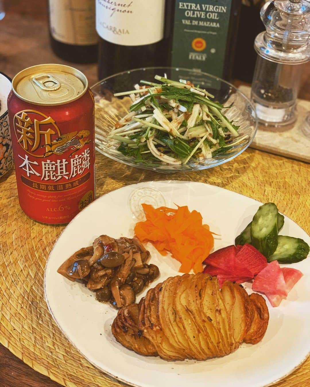 松木里菜さんのインスタグラム写真 - (松木里菜Instagram)「.｡･*. 今夜はベイクドポテトで🍻♪ . . メーンは鯖みりんと餃子… 家の冷凍庫にあるものでやりくりだったので変な組み合わせ(･･;) . ベイクドポテトの間にはみじん切りニンニクと塩胡椒をふって、最後に庭のローズマリーを乾燥させた自家製ドライローズマリーを散らしてオリーブオイルかけて40分オーブンでじっくりこんがりと✨  サラダは水菜と長芋の千切りサラダ🥗 旦那さんは食事のスタートは野菜から🥬ってモデルちゃんみたいな食べ方をするので前菜的に先にサラダをお出ししております🤗笑  最近塩昆布の旨味にハマってて今夜も梅肉、醤油、塩昆布、鰹節、ごま油を混ぜたドレッシングで和えました☺️ 深酒注意のネットニュースがあったなぁ(･･;) 気を付けないと🙄  3枚目は私の夜ご飯✨あっ、つまみだ。  #夜ご飯 #ベイクドポテト #ベイクドオニオン #水菜と長芋のサラダ #常備菜#人参ラペ#キノコマリネ#菌ケア  #ぬか漬け#残った#紅くるり 漬けました #美味しいって幸せだね☺️ . . . 最近はモカと一緒に日向ぼっこ🌞  #matsukiご飯」4月29日 19時30分 - rinamatsuki613