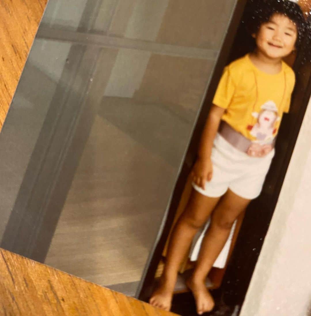 金子綾さんのインスタグラム写真 - (金子綾Instagram)「@yuttan1977 からの #幼少期バトン  おそらく3.4歳。 (小さい頃はとっても大きかった) ウエストには母のベルト😂 色々ツッコミどころ満載w  次は誰に……♡ #1日限定」4月29日 19時24分 - ayaaa0707