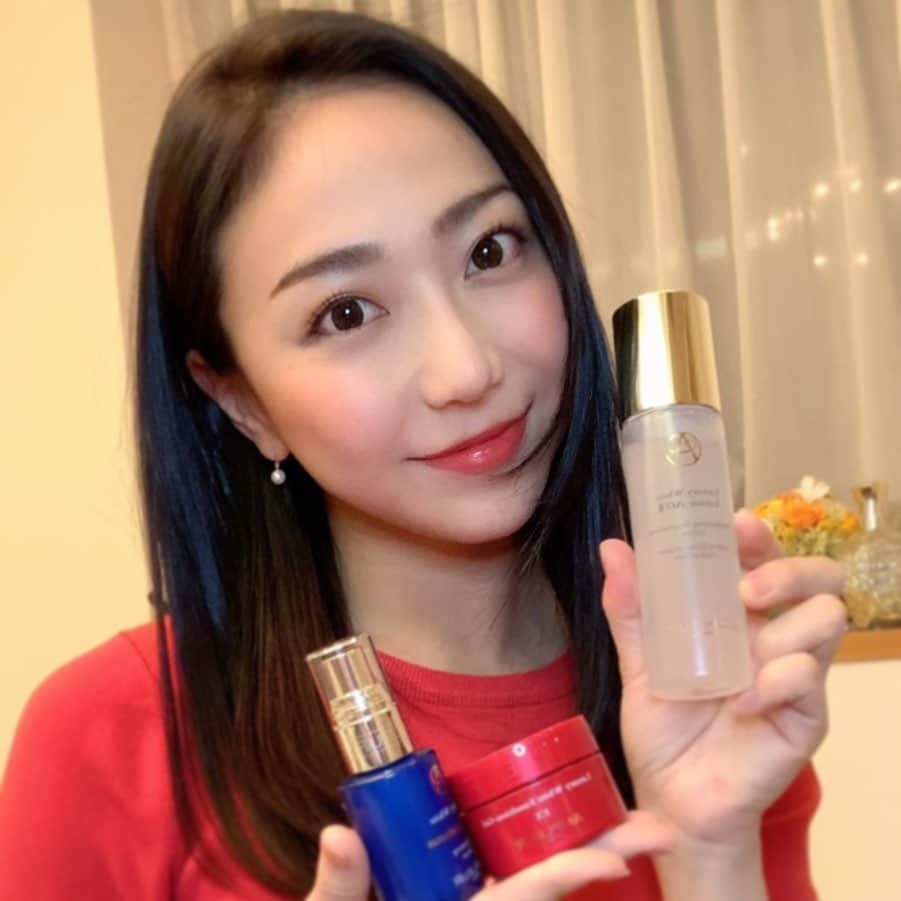 透水さらさのインスタグラム：「私が愛してやまないアンプルールさん😌💕﻿ ﻿ ﻿ 毎日必ず使用しております☺️﻿ ﻿ ﻿ おうちにこもっていても、やはり乾燥対策、美白対策は念入りに、、、、﻿ ﻿ ﻿ 最近は青い容器の美容液、ラグジュアリーホワイト メラルミナスをいつもよりたっぷりめにつけて、ハンドプレスっ！！春の紫外線を自宅にいても浴びておりますので、、☀️ ﻿ メラニンよ！！！去れ！と念を込めてます😂﻿ ﻿ お風呂上がりは大忙しですが🧒🛁💦﻿ おこもり美容、楽しんでます🥰﻿ ﻿ お陰様で肌の調子がいつもより良いです！﻿ それだけでも幸せ感じます🥰﻿ ﻿ 皆様、小さな楽しみやワクワクを探して頑張りましょう🙏﻿ ﻿ ﻿ ﻿ #アンプルール﻿ #ハイドロキノンローション﻿ #美白エイジング美容液﻿ #塗る美肌点滴﻿ #おこもり美容﻿ #自宅美容﻿ #おうち時間﻿ ＃PR﻿ ﻿ちなみに、光のパワー(蛍光灯)を借りまくっております。 顔照らしまくりです」