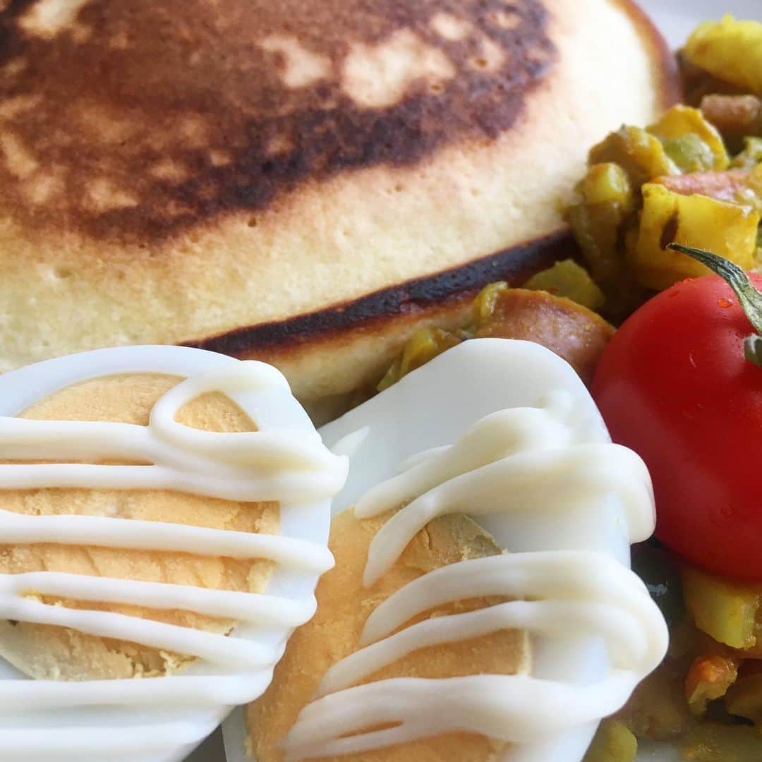 宮本菜津子さんのインスタグラム写真 - (宮本菜津子Instagram)「今日のひるごはん。ホットケーキと昨日のカレーの残りとゆで卵とトマト🥞🍅🥚ホットケーキ、不細工で可愛い。 - #massofthefermentingdregs  #motfd #masudore #lunch  #lunchtime  #pancakes  #stayhome #マスドレ #ひるごはん #おひるごはん #ホットケーキ #パンケーキ」4月29日 19時31分 - natsukondesu