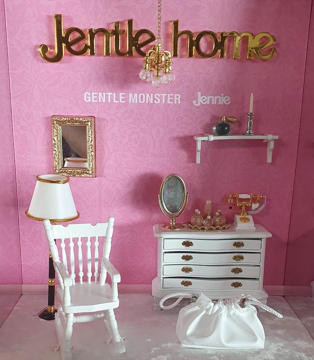 ジェニーさんのインスタグラム写真 - (ジェニーInstagram)「Cause every sunglass needs its own doll house. Thank you @gentlemonster  for making my little doll house so perfect. Unboxing video coming this week. Hope everyone enjoys the package💕」4月29日 19時35分 - jennierubyjane