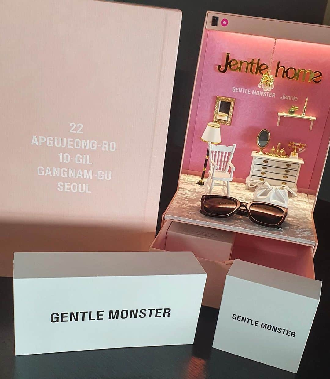 ジェニーさんのインスタグラム写真 - (ジェニーInstagram)「Cause every sunglass needs its own doll house. Thank you @gentlemonster  for making my little doll house so perfect. Unboxing video coming this week. Hope everyone enjoys the package💕」4月29日 19時35分 - jennierubyjane