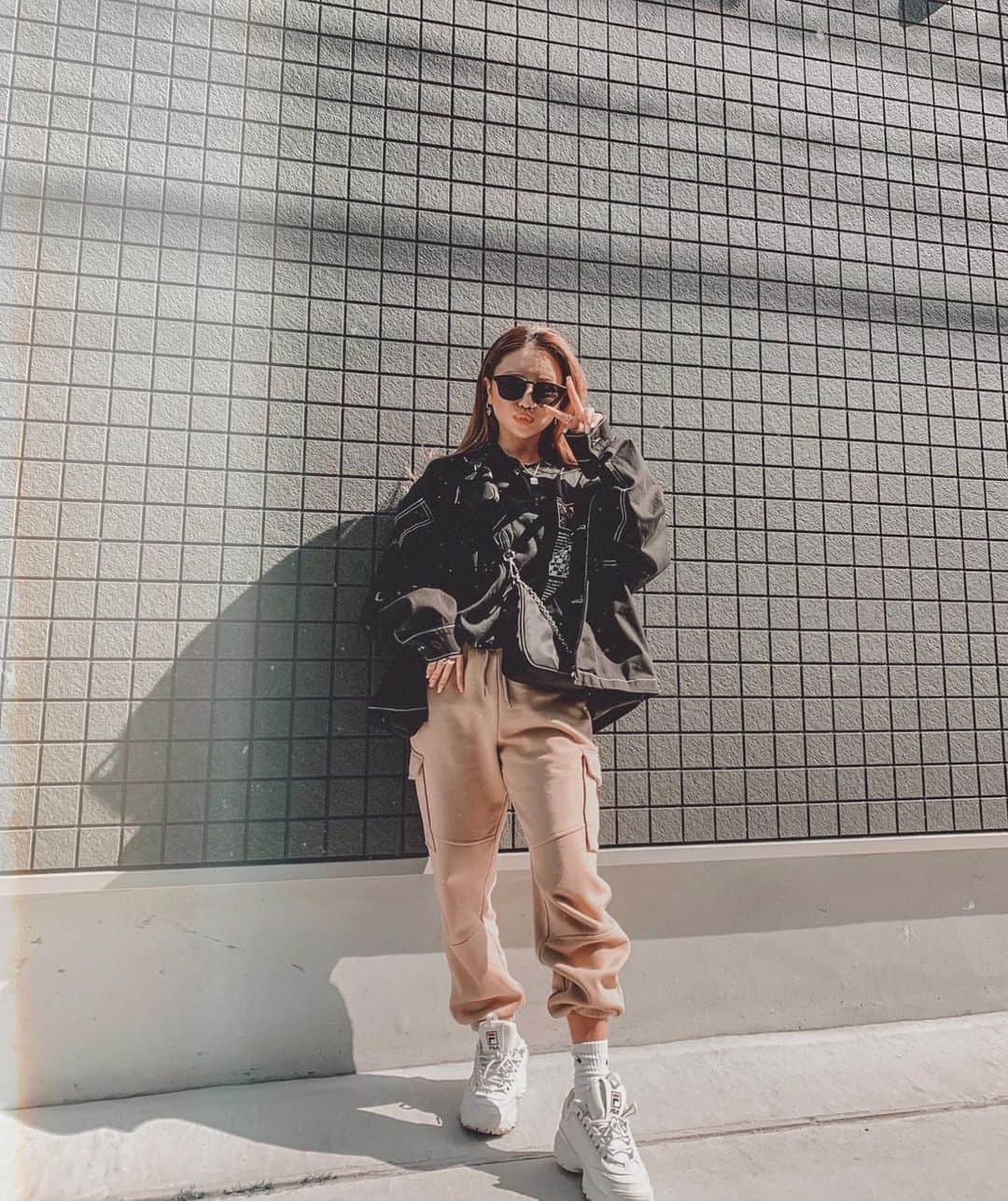 ✷kana✷のインスタグラム：「👟🕶🧳✨ . . 天気が良くて新しいサングラス 掛けたくてそのために組んだコーデw あしたから半袖かな〜🌞 . りーさんのストーリーみて 二重飛びのアドバイスたくさんDM ありがとうございます😭😓 縄を短めにする、前飛びで早く飛ぶ練習、 ジャンプして手を叩いてリズムを覚えるetc.. あしたから特訓です✌🏽笑 . . #coordinate」