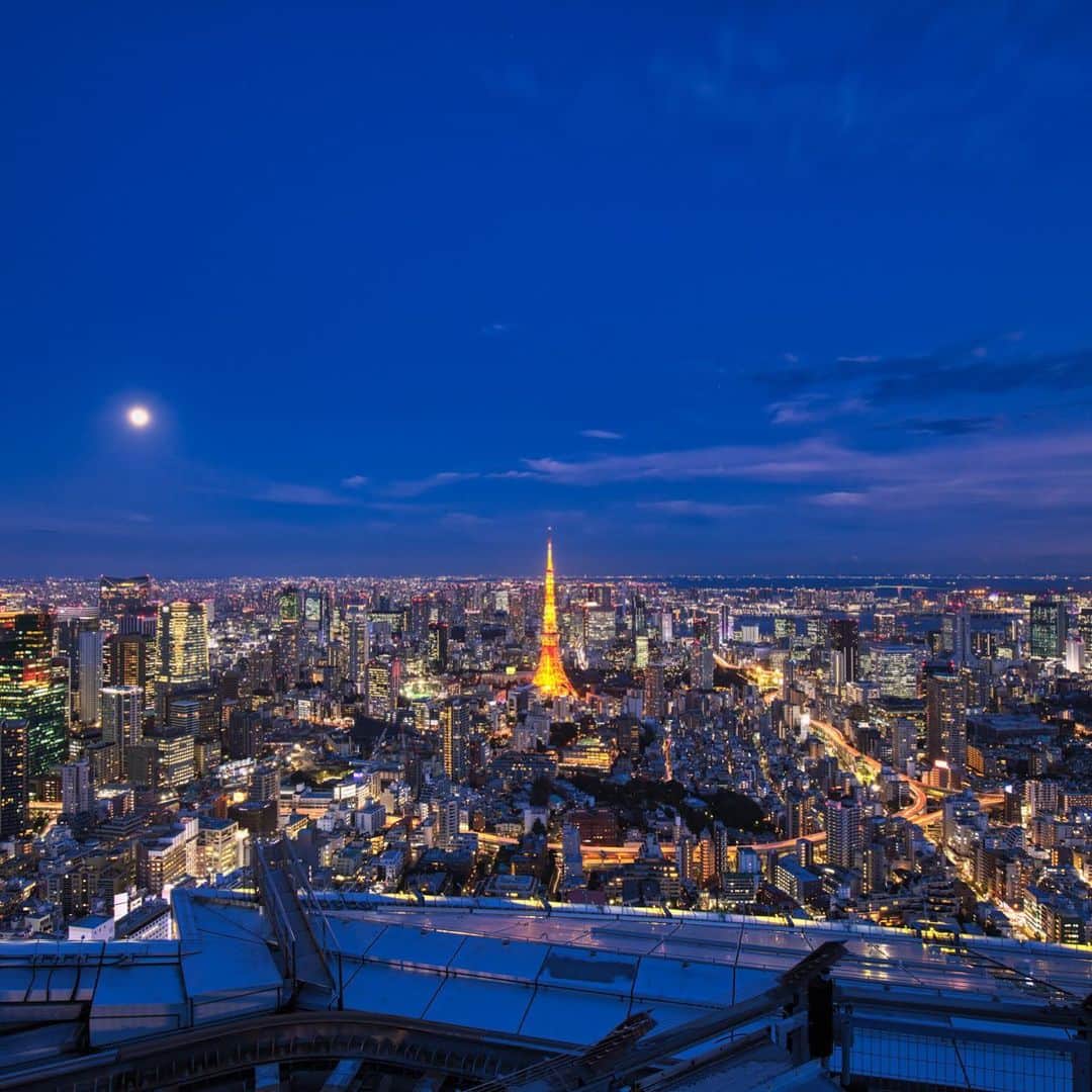 Tokyo City View 六本木ヒルズ展望台さんのインスタグラム写真 - (Tokyo City View 六本木ヒルズ展望台Instagram)「🌙六本木ヒルズ展望台 #東京シティビュー から、オフィシャルフォトグラファー荒谷良一氏の六本木からの絶景画像を投稿中！📸スマホ画面からさわやかな風がとどきますように！😊🙏 #StayHome  #うちで過ごそう  #tokyocityview #roppongihills #observatory  #tokyo #roppongi  #skydeck  #heliport  #休館中の展望台 #SNSで楽しむ展望台 #荒谷良一」4月29日 19時41分 - tokyocityview