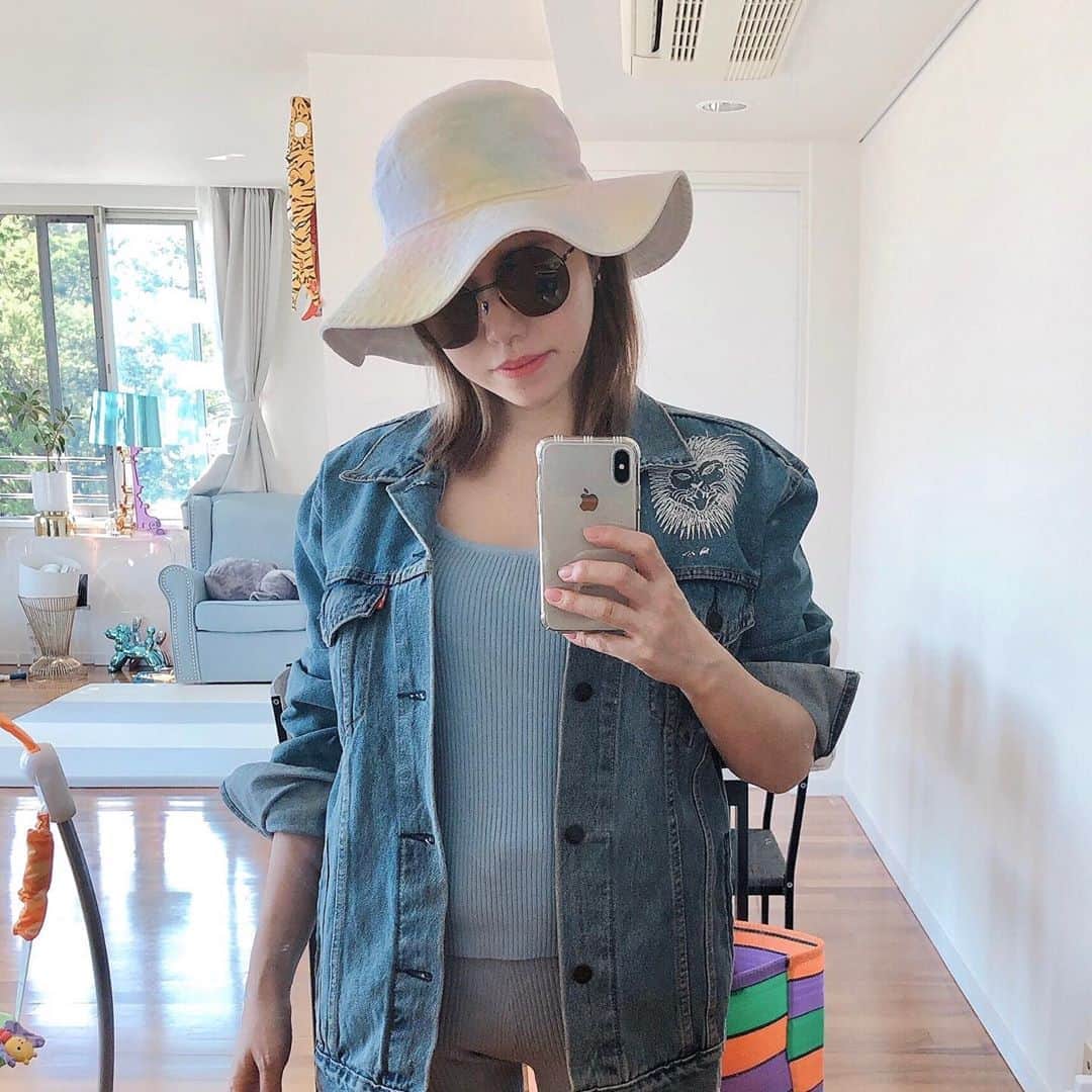 山脇道子のインスタグラム：「☀️ @privspoonsclub のソフトリブニットは気持ち良くて 動きやすいから家ではコレばっかり着てる😙 今日は @mikko1104 ちゃんのYouTube見ながら このまま運動もした💪🏻 . . テラスに出るときは @levis x @lqqkstudio の デニムジャケットを羽織って🍃  2枚目📸は…2人でちゃんと撮りたかったのに むずかしかった🤦🏻‍♀️」