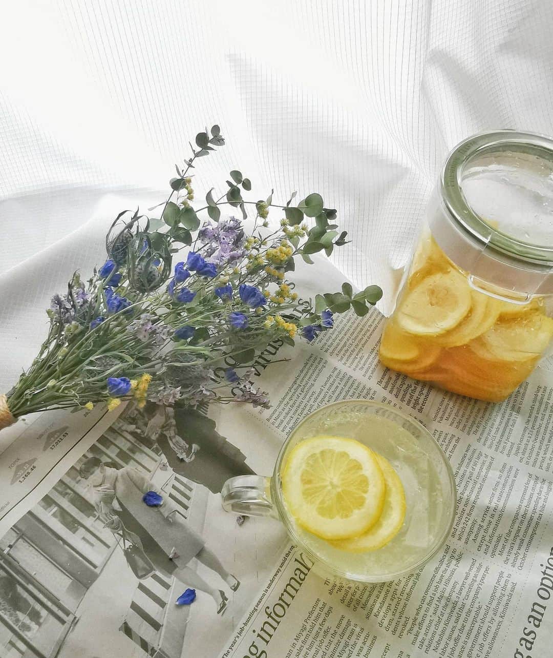 Lisaのインスタグラム：「. レモネード大好きなので、お家で レモンシロップを漬けはじめました🍋🍋 . 簡単なのに美味しい🤤🍋❤️🌼 . そしてドライフラワー可愛い🥀🥀🌼🌼 . #レモンシロップ#レモン#おうちカフェ#おうち時間」