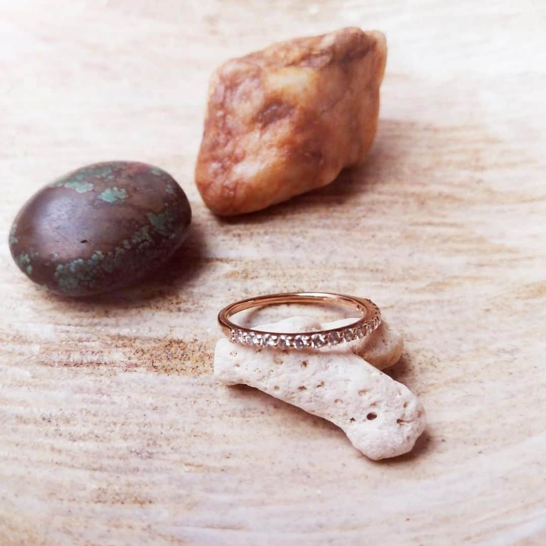 マイナビウエディング ジュエリーさんのインスタグラム写真 - (マイナビウエディング ジュエリーInstagram)「💍 ある日友人と食事中に、「いまジュエリーの展示会を開催しているので来てみて」と誘われて。そのときはジュエリーやアクセサリーを身に着ける習慣が無かったのですが、なぜかこの繊細で華奢なエタニティリングには心を惹かれて購入しました。 ✨ いま思えば、ちょうど脱ＯＬをし、新しい世界に飛び込んだ頃でした。経験やバックボーンなど自分を語るラベルを降ろして、いろんな意味で何者でもない自分がそこに存在していたからこそ、出会えたのかもしれません。 ☀️ 先の見えない不安やプレッシャーの中でもがいているときに、たくさんの光をあつめて輝くこのリングに導かれたのでしょう。触れるだけで心安らぐお守りのような存在です。その時の心に従う選択をした自分やそれを本気で応援してくれた家族、友人の想いを象徴してくれる存在で眺めるたびに愛おしく感じます。 ⛰ 鉱物が好きです。国内外問わず、山へ入ったときにピンときた鉱物をショップで購入することも。何万年も前から旅をして、私の手もとに在るというのが神秘的で興味深いです。 👏 #マイナビウエディング手もと倶楽部#マイナビウエディング #マイナビ#ファッションリング#結婚指輪#婚約指輪#あなたの手もとが見たいです #あなたのジュエリーが見たいです #ブライダルジュエリー#運命の指輪#一生の宝物になるはず」4月29日 10時54分 - mwd_jewelry